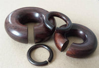 Load image into Gallery viewer, Piercing Narraholz Holz Expander dunkelbraun groß Ohrstecker Ring Bogen Dehner - chic-net.de

