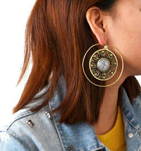 Cargar imagen en el visor de la galería, Piercing Ohrgewicht Brass Stein weiß Winkekatze Spirale - chic-net.de
