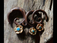 Load image into Gallery viewer, Piercing Ohrring Spirale Holz Blüte Türkis beige braun - chic-net.de
