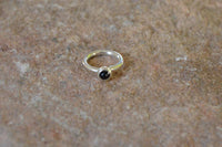 Load image into Gallery viewer, Piercing Ring 925 Silber Labret Tragus 1.2mm Onyx Stein - chic-net.de

