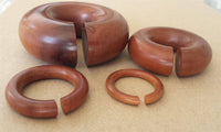 Cargar imagen en el visor de la galería, Piercing Sawoholz Holz Expander rotbraun groß Ohrstecker Ring Bogen Dehner Donut - chic-net.de
