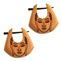 Load image into Gallery viewer, Pin Creolen Jackfrucht Holz hell Horn-Pin 23 mm Träne dunkle Gravur Motiv - chic-net.de
