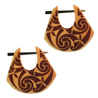 Load image into Gallery viewer, Pin Creolen Jackfrucht Holz hell Horn-Pin 23 mm Träne dunkle Gravur Motiv - chic-net.de
