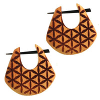 Load image into Gallery viewer, Pin Creolen Jackfrucht Holz hell Horn-Pin 23 mm Träne dunkle Gravur Motiv - chic-net.de
