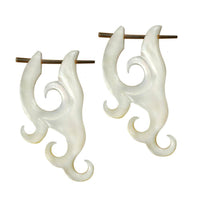 Load image into Gallery viewer, Pin Creolen Perlmutt Muschel Horn handgeschnitzt Ohrringe weiß gelb Ornamente - chic-net.de
