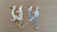 Load image into Gallery viewer, Pin Creolen Perlmutt Muschel Horn handgeschnitzt Ohrringe weiß gelb Ornamente - chic-net.de

