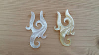 Load image into Gallery viewer, Pin Creolen Perlmutt Muschel Horn handgeschnitzt Ohrringe weiß gelb Ornamente - chic-net.de
