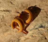 Load image into Gallery viewer, Pin Creolen Stick Ohrringe Holz 15mm hell rot braun.
