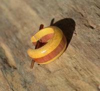 Load image into Gallery viewer, Pin Creolen Stick Ohrringe Holz 15mm hell rot braun.
