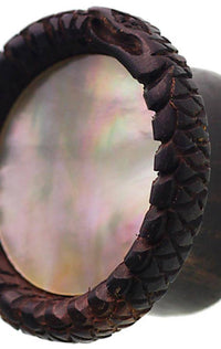 Load image into Gallery viewer, Plug dunkelbraun Holz gemasert rund Schlange Muster Rand Muschel Inlay Perlmutt - chic-net.de
