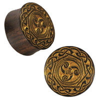 Load image into Gallery viewer, Plug Holz braun Lasergravur goldfarben Triskele Kranz Ringe Tribal Piercing - chic-net.de
