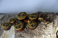 Load image into Gallery viewer, Plug Holz Tamarinde dunkelbraun Anker Seil Brass Überzug golden Rand Piercing - chic-net.de
