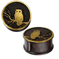 Load image into Gallery viewer, Plug Holz Tamarinde dunkelbraun Eule Ast Gravur golden Rand Piercing - chic-net.de
