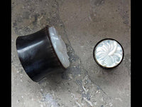 Load image into Gallery viewer, Plug Horn Perlmutt Hibiskus Blüte weiß double flared - chic-net.de
