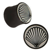 Load image into Gallery viewer, Plug Horn weiße Gravur Kammmuschel Muschel handgeschnitzt schwarz Piercing - chic-net.de
