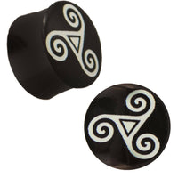 Load image into Gallery viewer, Plug Horn weiße Gravur schwarz Triple Spirale Dreieck Triskele Piercing - chic-net.de
