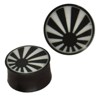 Load image into Gallery viewer, Plug Horn weiße Gravur stilisierte schwarze Sonne Strahlen breit Piercing - chic-net.de
