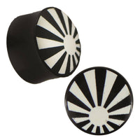 Load image into Gallery viewer, Plug Horn weiße Gravur stilisierte Sonne Strahlen breit schwarz Piercing - chic-net.de
