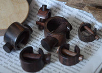 Load image into Gallery viewer, Plug Narraholz Pin-Creole braun gemasert Holz-Pin Creole.
