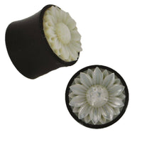 Cargar imagen en el visor de la galería, Plug weiß Horn Perlmutt Blume spitz zweilagig Tribal schwarz geschnitzt Expander - chic-net.de
