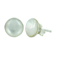 Load image into Gallery viewer, Rund Ohrstecker, weiß, aus Perlmutt, in Silber gefasst, 8mmØ, 925er Sterlingsilber-Stift - chic-net.de
