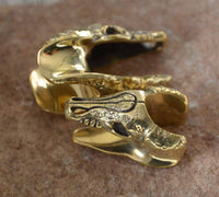 Load image into Gallery viewer, Saddle Plug Flesh Tunnel Büffel Schädel Messing gold - chic-net.de
