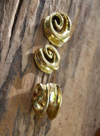 Load image into Gallery viewer, Saddle Plug Flesh Tunnel Messing gold Tropfen Spirale - chic-net.de
