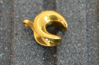 Cargar imagen en el visor de la galería, Saddle Plug Messing antik gold Sichel Hook für Anhänger - chic-net.de
