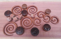 Load image into Gallery viewer, Sawo Holz Plug Gravur handgeschnitzt Gesicht Sonne - chic-net.de
