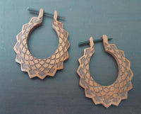 Load image into Gallery viewer, Sawoholz Holz Pin Creolen 42mm rotbraun Ohrringe oval Zackenrand Pfeile Schuppen - chic-net.de

