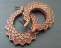 Load image into Gallery viewer, Sawoholz Holz Pin Creolen 42mm rotbraun Ohrringe oval Zackenrand Pfeile Schuppen - chic-net.de
