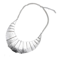 Load image into Gallery viewer, Schmuckset Ohrringe Kette Collier gerillt silbern Brass Dreieck Sichel - chic-net.de
