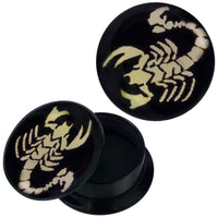 Load image into Gallery viewer, Schraub Plug Acryl schwarz gelber Skorpion Piercing Ohrschmuck - chic-net.de
