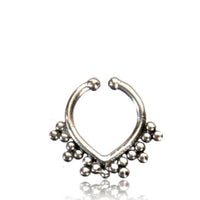 Load image into Gallery viewer, Septum Fake Piercing Nasenringe Tropfen Dreiecke Messing antik silbern nickelfrei - chic-net.de
