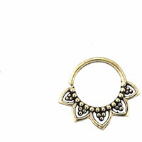 Load image into Gallery viewer, Septum Piercing Messing 1.2mm Punkte Blume Ohrringe - chic-net.de
