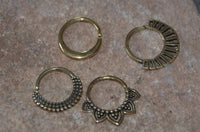 Load image into Gallery viewer, Septum Piercing Messing 1.2mm Punkte Blume Ohrringe - chic-net.de
