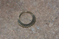 Load image into Gallery viewer, Septum Piercing Messing 1.2mm Punkte Sichel - chic-net.de
