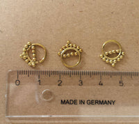 Cargar imagen en el visor de la galería, Septum Piercing Nasenringe Linie Kugeln Messing Tribal goldfarben nickelfrei antik Ohrring - chic-net.de
