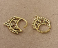 Cargar imagen en el visor de la galería, Septum Piercing Nasenringe Punkte Sichel Spitzen Messing Tribal goldfarben nickelfrei antik Ohrring - chic-net.de
