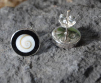 Cargar imagen en el visor de la galería, Shiva Auge schwarz rund 10mm Ohrstecker 925 Silber - chic-net.de
