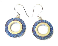 Load image into Gallery viewer, Silberohrringe Koralle gefärbt blau Blumenstruktur 925er Sterling Silber eingefasst rund O-Form - chic-net.de
