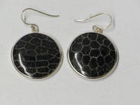 Cargar imagen en el visor de la galería, Silberohrringe mit schwarz gefärbte Koralle - chic-net.de
