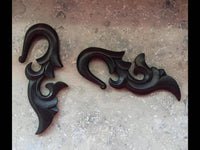 Load image into Gallery viewer, Sonoholz Lobe Piercing Holz Fishtail Hook 8mm Dehnspirale Dehnschnecke schwarz - chic-net.de
