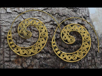 Load image into Gallery viewer, Spiralen Ohrringe acht Kugeln Messing Brass antik golden nickelfrei Piercing Tribal - chic-net.de
