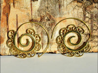 Load image into Gallery viewer, Spiralen Ohrringe antik golden Messing mit verschlungenen Verzierungen Tribal - chic-net.de
