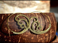 Load image into Gallery viewer, Spiralen Ohrringe Brass Punkte drei Spiralen antik golden Tribal Piercing - chic-net.de
