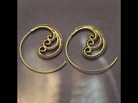Load image into Gallery viewer, Spiralen Ohrringe Brass Punkte drei Spiralen antik golden Tribal Piercing - chic-net.de
