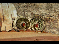 Load image into Gallery viewer, Spiralen Ohrringe breit gestanzt Jaspis oval Messing antik golden nickelfrei Piercing Tribal Schmuck - chic-net.de

