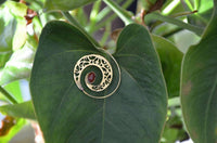 Load image into Gallery viewer, Spiralen Ohrringe breit gestanzt Jaspis oval Messing antik golden nickelfrei Piercing Tribal Schmuck - chic-net.de
