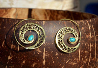 Load image into Gallery viewer, Spiralen Ohrringe breit gestanzt Türkis oval Messing antik golden nickelfrei Piercing Tribal - chic-net.de
